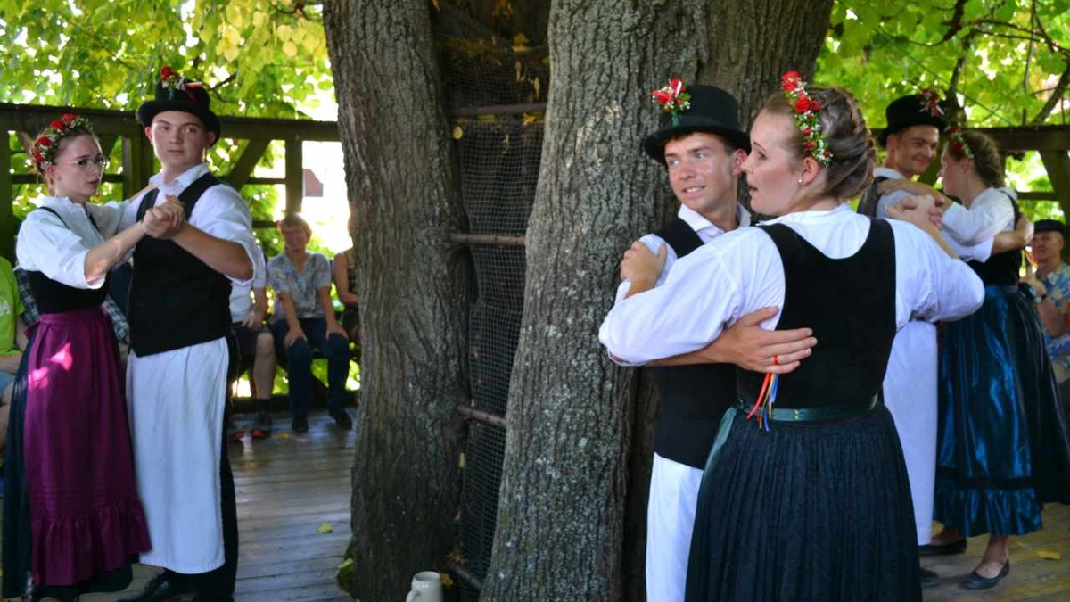 Die Limmersdorfer „Platzpaare“ tanzen um den mächtigen Stamm ihrer Linde. Sie wurde im 17. Jahrhundert geplanzt. (Foto: Traub)