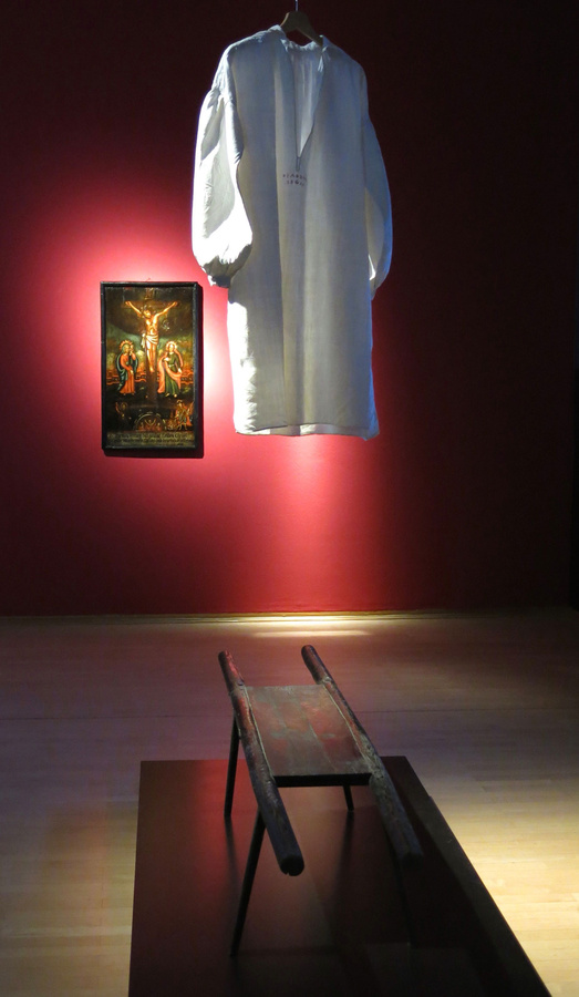 Das Museum für Sepulkralkultur klärt über abergläubische Vorstellungen auf, die mit Totenbahre und Leichenhemd verbunden sind.  (Foto: Thiede)