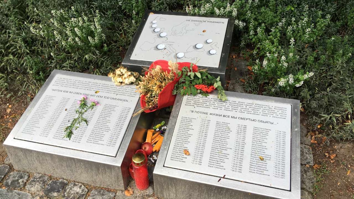 Kerzen, verwelkte Blumen und Abfall an der Gedenktafel für die Toten des Flugzeugunglücks von Überlingen. Das jüngste Opfer war gerade einmal vier Jahre alt. (Foto: Fels)