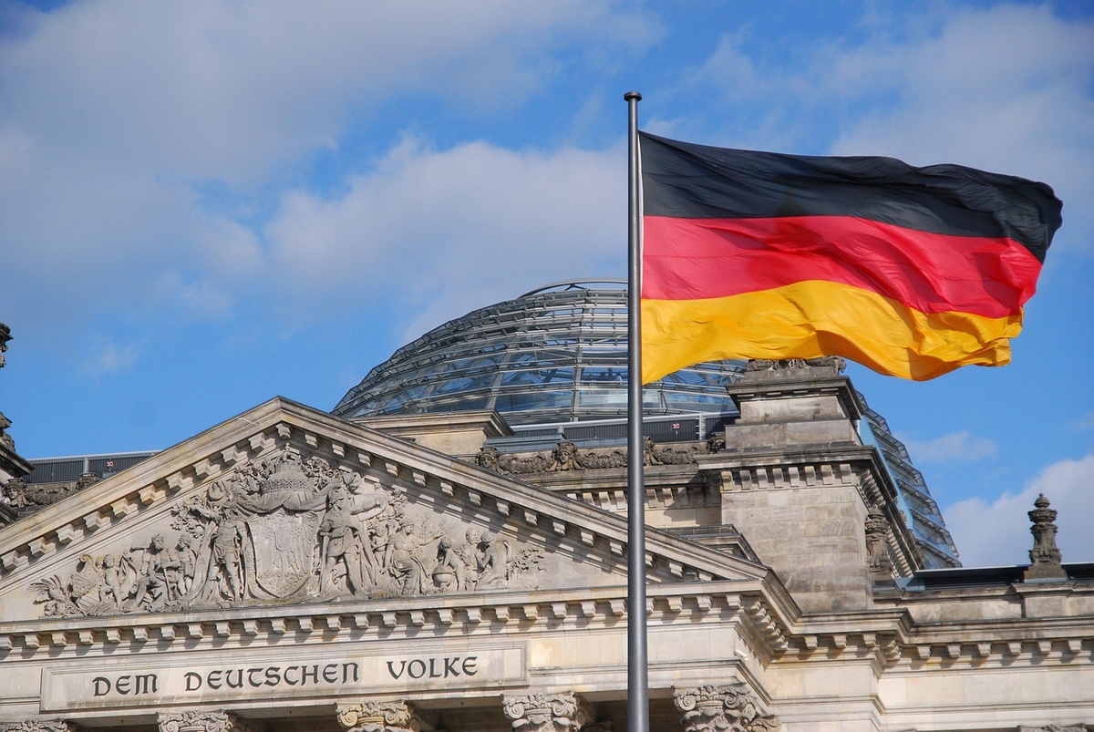 Dass Schwarz-Rot-Gold am Berliner Reichstag weht, ist heute unumstritten. Vor 100 Jahren war es anders: Rechtsextreme, Monarchisten und Teile der Beamtenschaft hielten am kaiserzeitlichen Schwarz-Weiß-Rot fest. (Foto: gem)