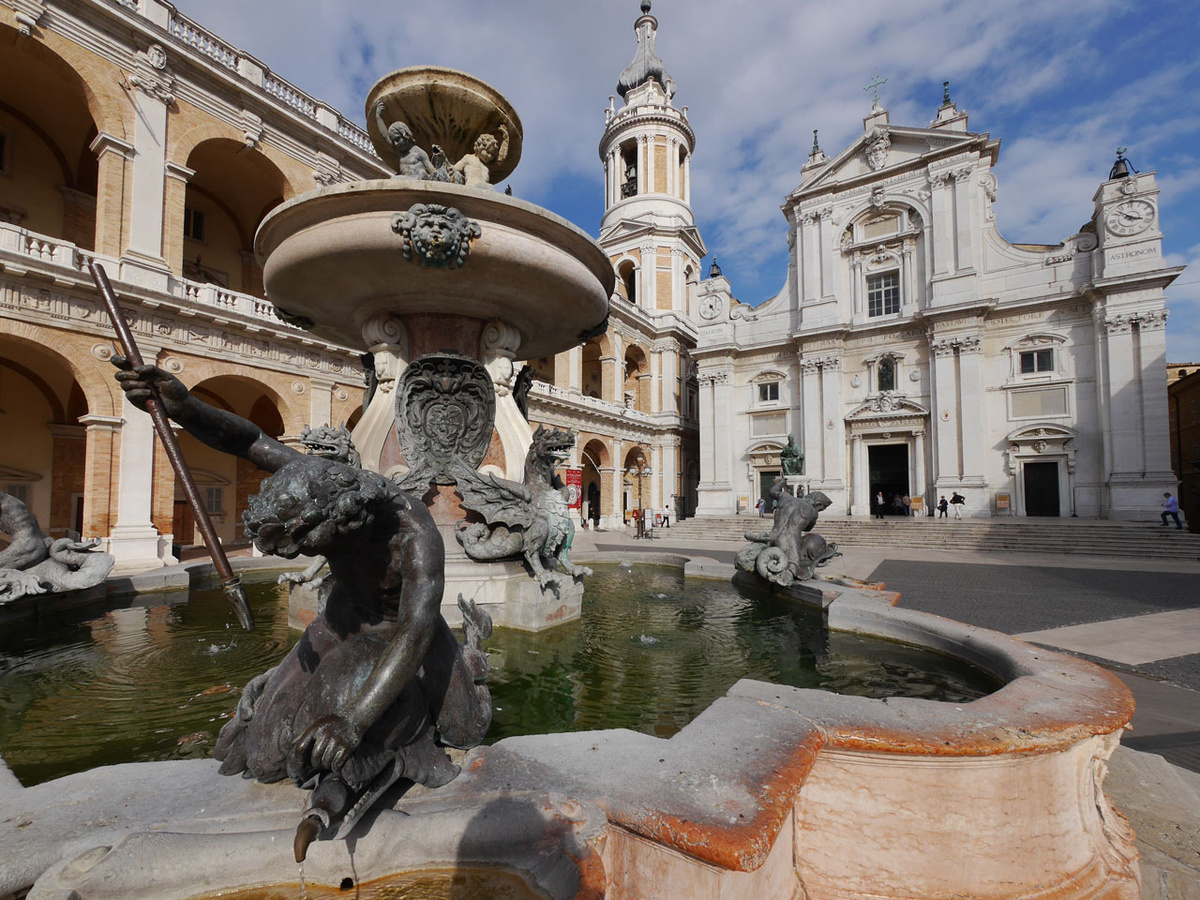 Das Santuario von Loreto ist Italiens wichtigstes Marienheiligtum. Vor der Basilika können Pilger den barocken Prunkbrunnen mit seinen allegorischen Figuren bewundern. (Foto: Schenk)