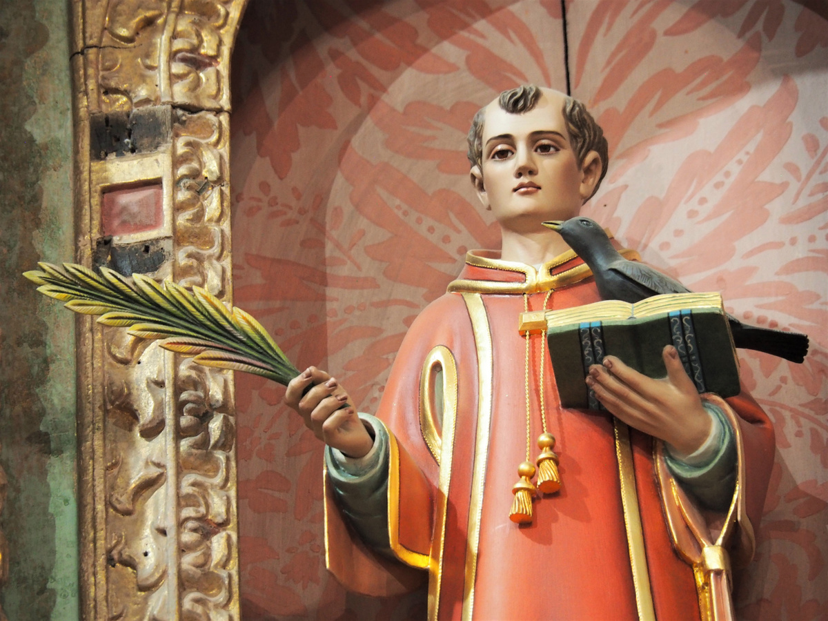 Der heilige Vinzenz in der Kathedrale von Silves. Er hält eine Mär­ty­rer­palme und ein Buch mit einem Raben. (Foto: Drouve)