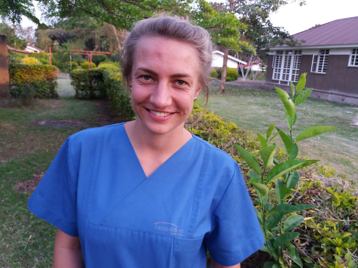 Die Physiotherapeutin Karolin Steuer ist für drei Jahre nach Tansania gegangen. Die Zusammenarbeit mit ihren afrikanischen Kollegen gefällt ihr sehr. Dennoch findet sie, dass es besser wäre, einheimisches Ausbildungspersonal zu schulen. (Foto: Klatt)