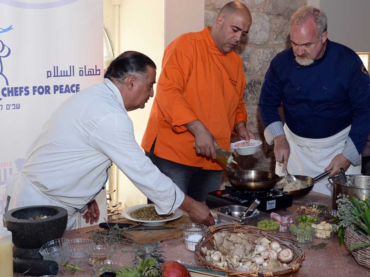 Der preisgekrönte Küchenchef Johnny Goric (Mitte) vom Legacy Boutique Hotel in Jerusalem hat schon für Könige und Präsidenten gekocht. Hier bereitet er ein Mahl für ein Friedens-Event in Jerusalem zu. (Foto: US-Botschaft Israel)