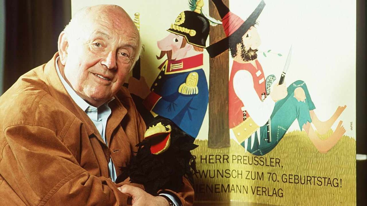 Otfried Preußler an seinem 70. Geburtstag mit dem Räuber Hotzenplotz.(Foto: Imago/teutopress)