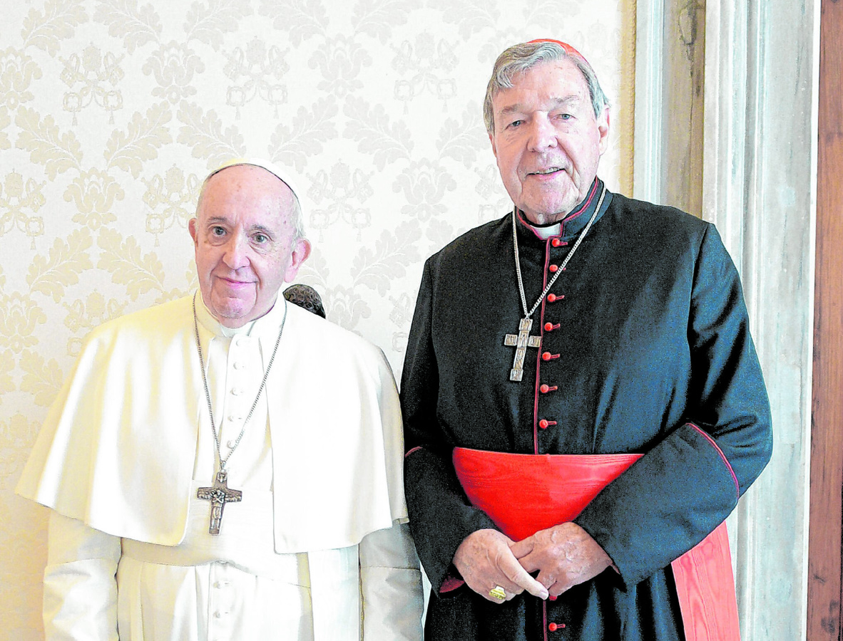 Kardinal George Pell – hier bei einer Begegnung mit Papst Franziskus – ist aus Austra­lien nach Rom zurückgekehrt. (Foto: KNA)
