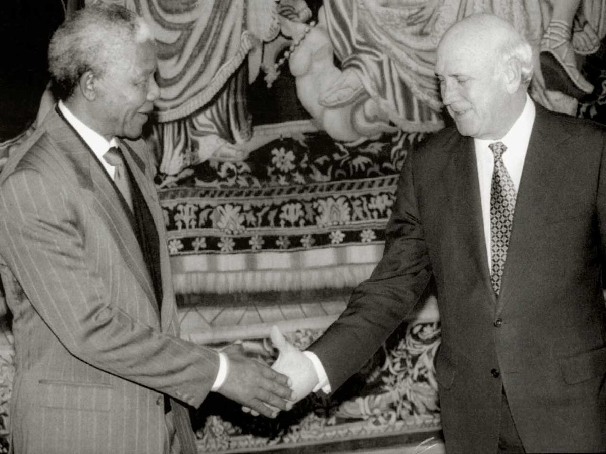 Nelson Mandela (links) und sein Vorgänger im Amt des südafrikanischen Präsidenten, Frederik Willem de Klerk. Für das friedliche Beenden der Apartheid erhielten sie 1993 gemeinsam den Friedensnobelpreis. (Foto: KNA)