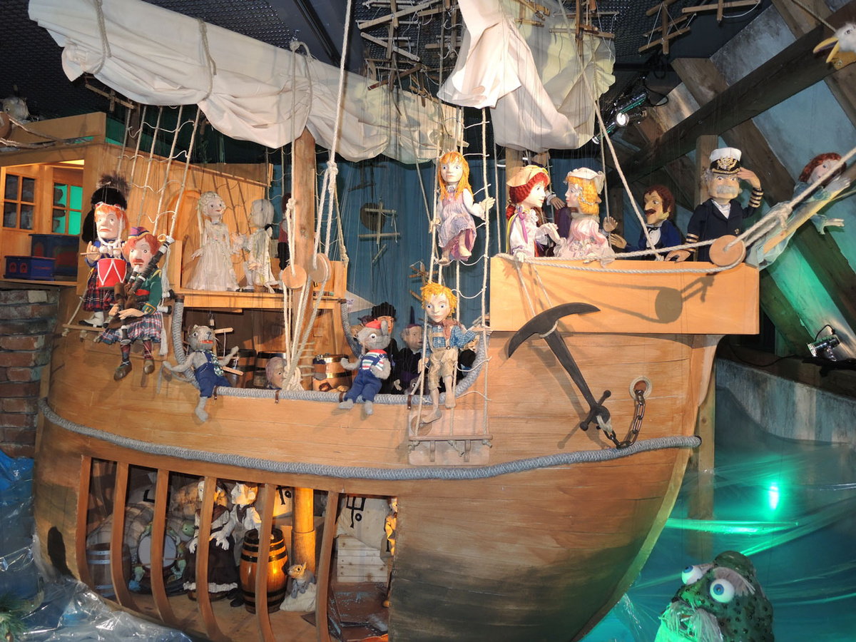 Figuren aus dem Kabarett der Puppenkiste tummeln sich auf einer Kogge. So ähnlich sahen die Handelsschiffe der Fugger aus. (Foto: Mitulla)