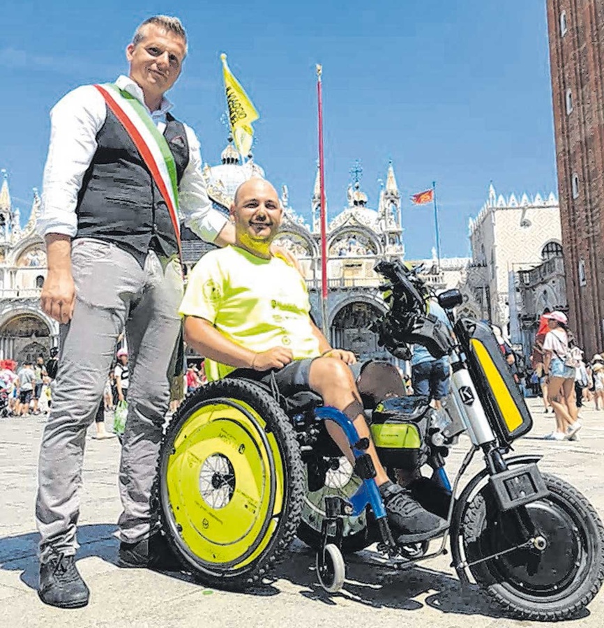 Manuel Giuge legte die knapp 500 Kilometer vom Markusdom in Venedig zum Petersdom in Rom mit dem Rollstuhl zurück. In Venedig wurde er von Bürgermeister Luigi Brugnaro verabschiedet. (Foto: Galgano)