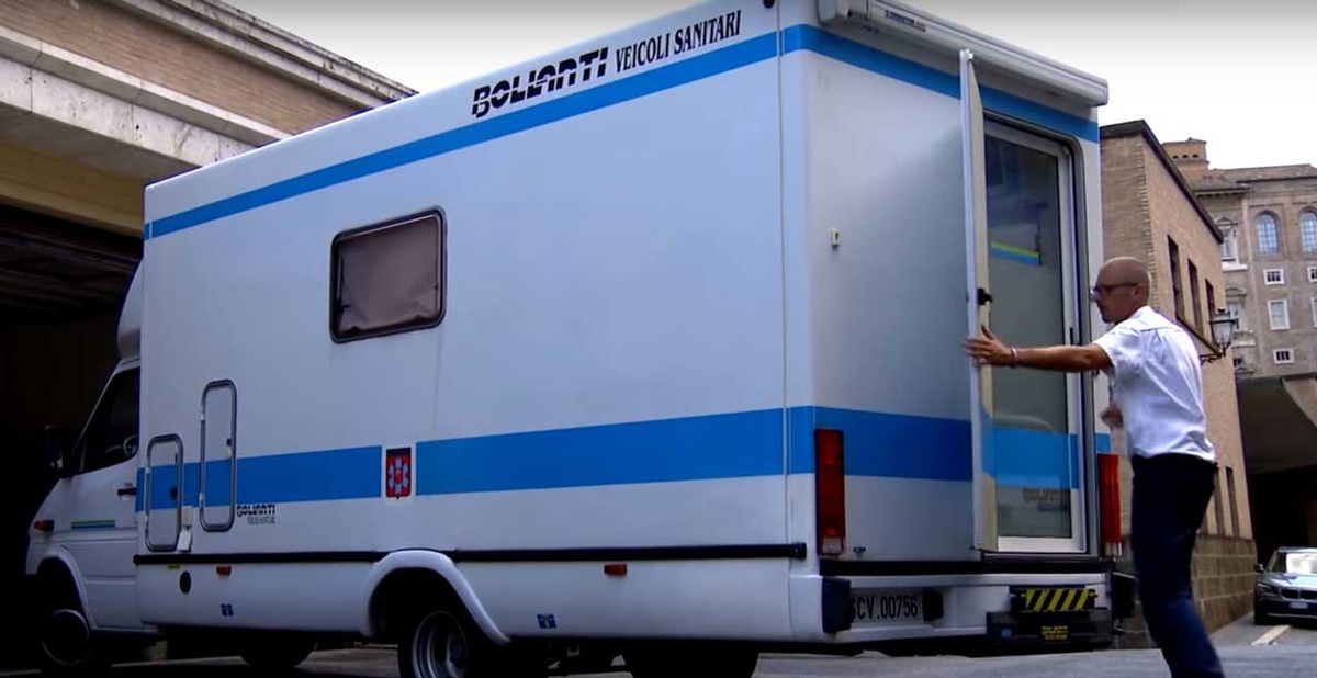 Klinik auf Rädern: Mit dem vatikanischen Gesundheits-Wohn­mobil reist Sanitäter Maurizio Cimino (siehe auch Foto unten) zu Kranken und Bedürftigen in ganz Rom. Das Fahrzeug hat eine komplette medizinische Ausrüstung an Bord. (Foto: Galgano)