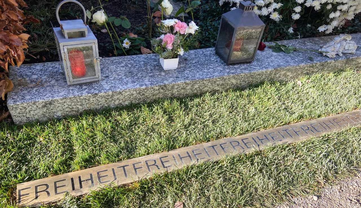 „Freiheit“ war das zentrale Anliegen der Widerstandsbewegung „Weiße Rose“. An der Grab- und Gedenkstätte auf dem Friedhof am Perlacher Forst in München ist dies kenntlich gemacht durch ein steinernes Schriftband. (Foto: KNA)