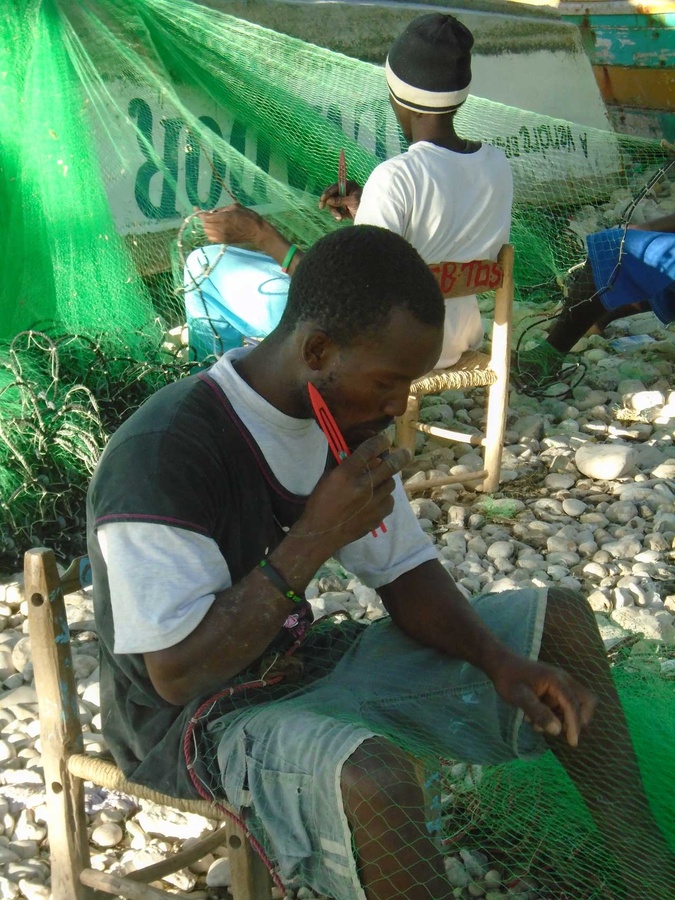 Mit dem Transport von nur einem Paket Kokain können haitianische Fischer mehr verdienen als sonst in einem ganzen Jahr. Viele erliegen der Versuchung des schnellen Gelds und bieten sich als Drogenkuriere an. Dabei riskieren sie nicht nur ihre Freiheit, sondern auch ihr Leben. (Foto: Boueke)