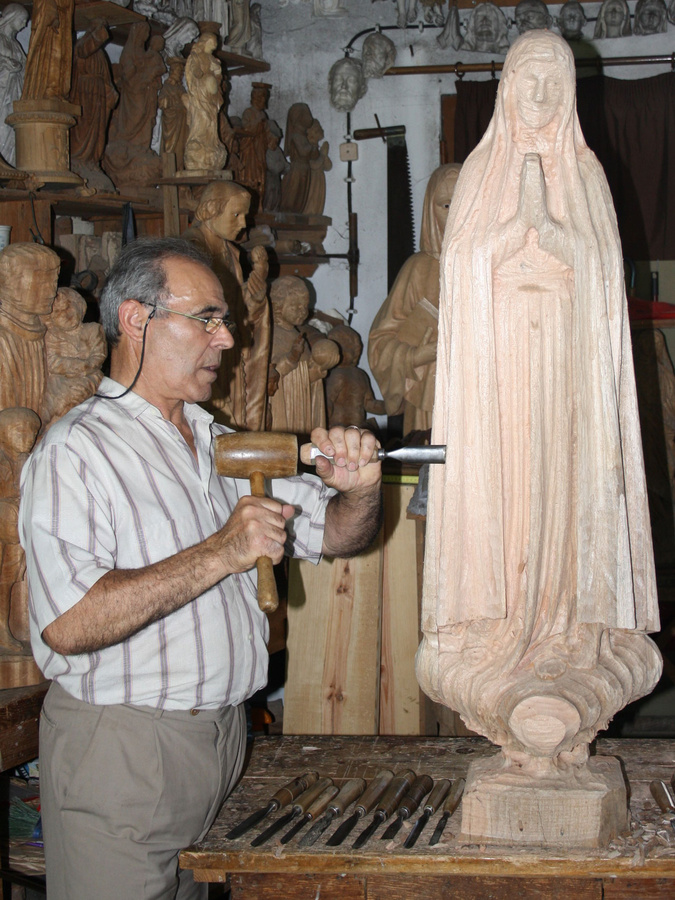 Er hütet das Wissen um die richtigen Proportionen der Statue: Luciano Thedim de Oliveira, Enkel jenes Bildhauers, der die „Lady of Fátima“ schuf. (Foto: visitmaia.pt)