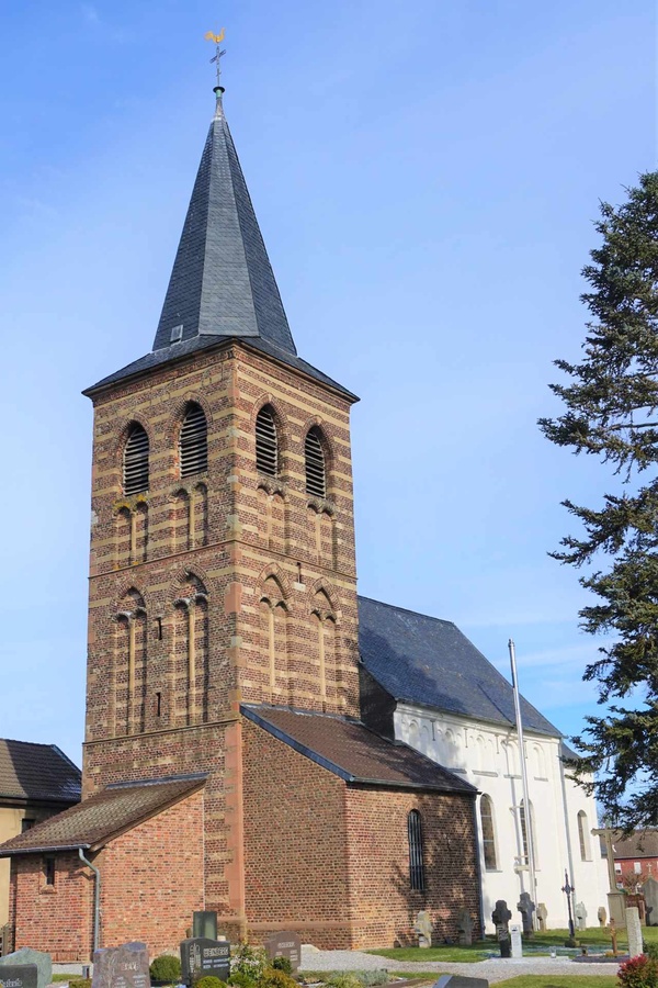 twa 55 Kilometer westlich von Köln liegt das 200-Einwohner-Dorf Spiel. Die Kirche ist dem heiligen Gereon gewidmet und hat einige Besonderheiten zu bieten – etwa die Wurzel Jesse unter dem schwebenden Kreuz. (Foto: Drouve)