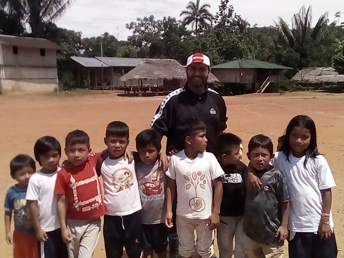 Welche Zukunft haben die Kinder der Indigenen im ecuadorianischen Sarayacu? Sie leben mitten im Urwald. Mario Galgano (Mitte) besuchte den Stamm der Kitschwa in einer Region, die die Regierung vernachlässigt. (Foto: Galgano)