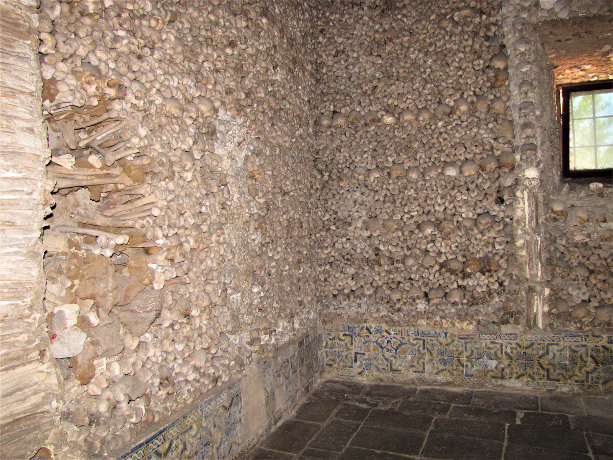 In der Knochenkapelle in Évora bilden die sterblichen Überreste eine ganze Wand und sind zu Mustern und Mosaiken angeordnet.(Foto: Drouve)