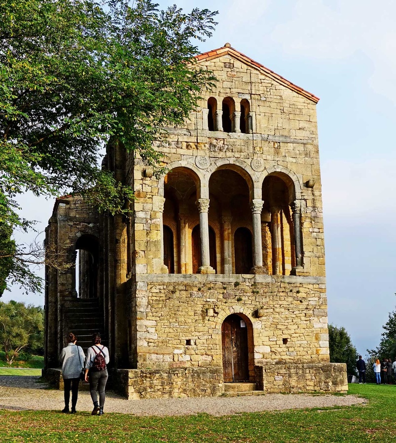 Santa María del Naranco stammt aus dem neunten Jahrhundert. Bevor sie in eine Kirche umgewidmet wurde, war sie ein Palast des asturischen Königs Ramiro I. (Foto: Wiegand)