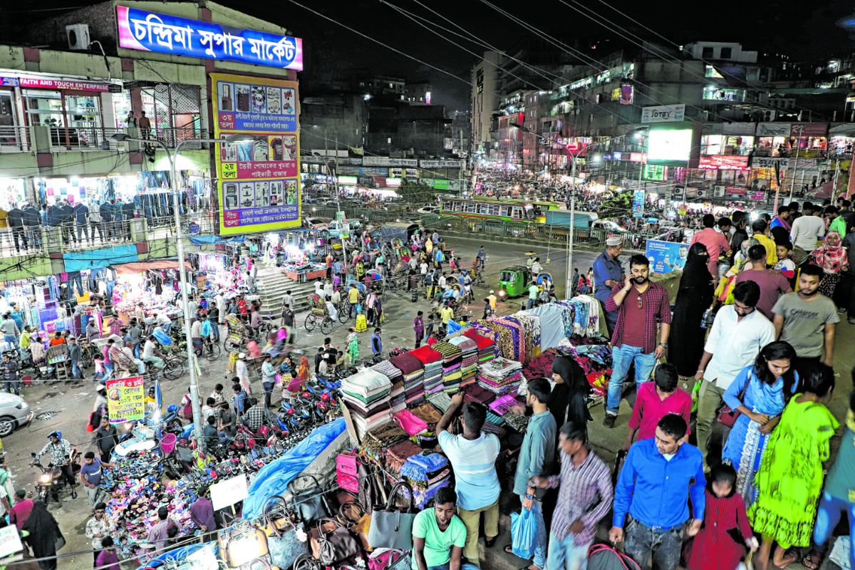 Vielerorts in Bangladesch – im Bild die Hauptstadt Dhaka – ist es schwierig, Abstand zu halten. In Corona-Zeiten kann das fatal sein. (Foto: Sven Wagner)