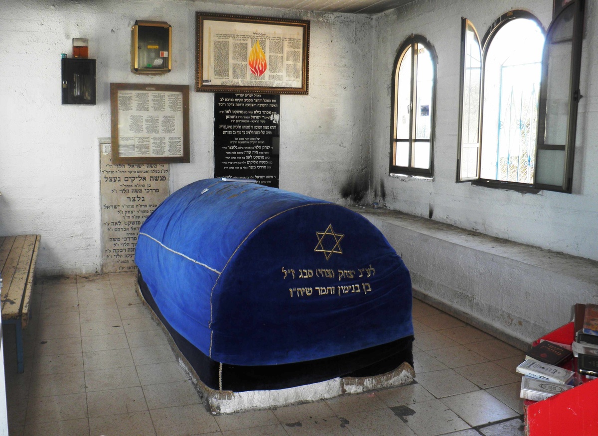 Der Tradition nach ist dies das Grab des alttestamentlichen Propheten Habakuk. Sein Wirken wird auf etwa 630 vor Christus datiert. (Ariel Palmon via Wikimedia Commons/CC BY 3.0 (https://creativecommons.org/licenses/by/3.0))