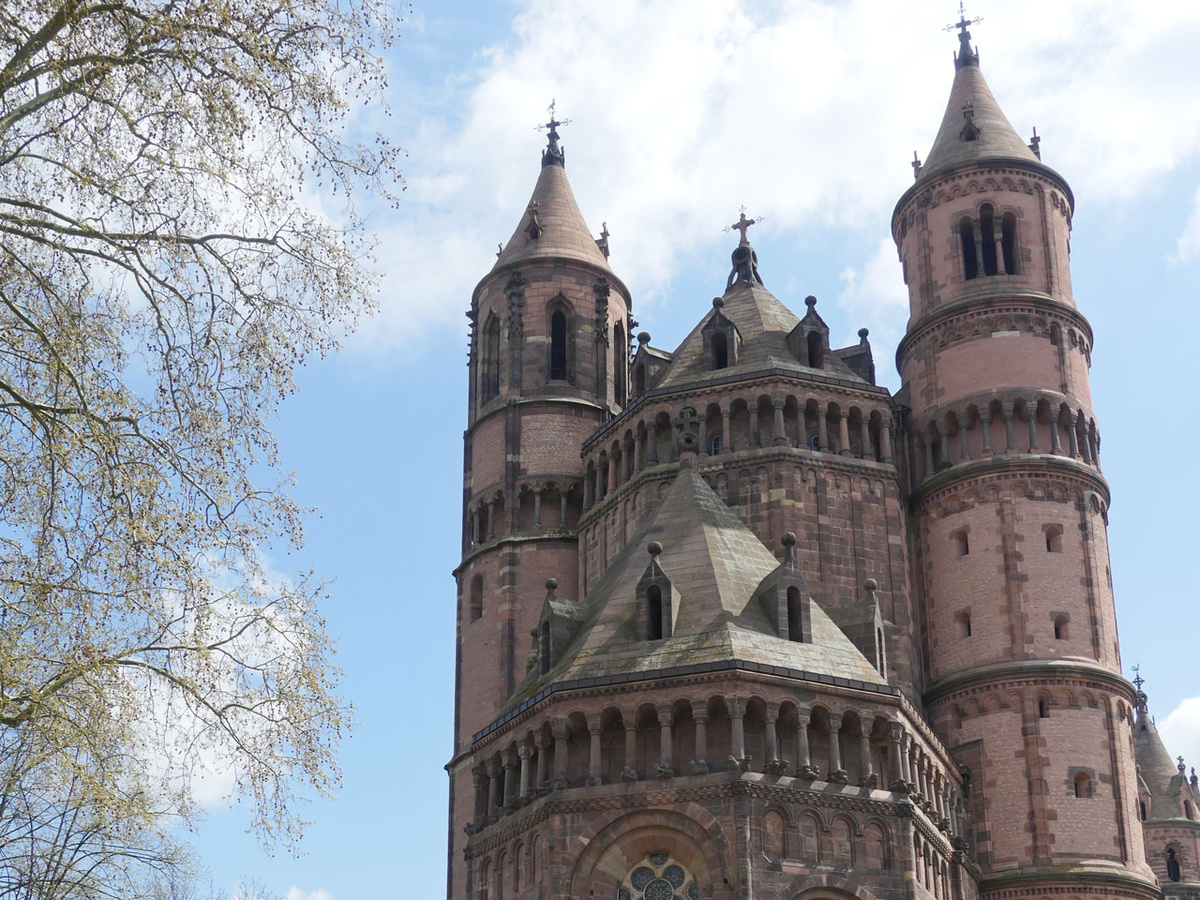 Mit seinen wuchtigen Türmen prägt der Wormser Dom das Stadtbild. (Fotos: Schenk)