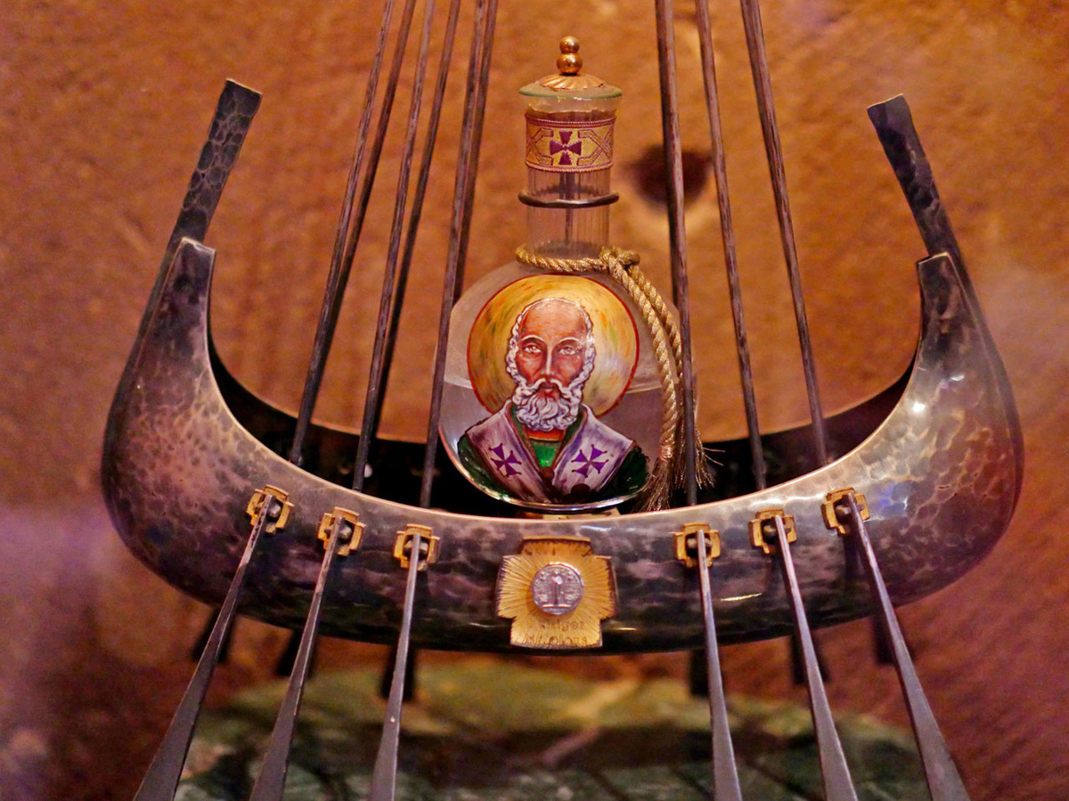Die Nikolaus-Reliquie wird in einem Gefäß in der Form eines kleinen Schiffs aufbewahrt.