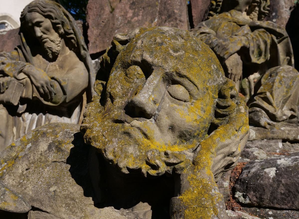 Hinter der Spitalkirche schlafen seit Jahrhunderten steinerne Apostel. (Foto: Schenk)