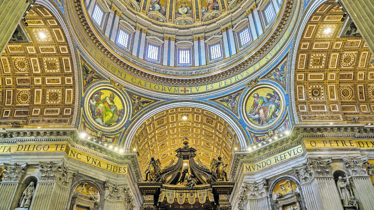 Der Petersdom beeindruckt mit kunstvollen Mosaiken, filigranen Stuckaturen und unzähligen Statuen.  (Symbolfoto: gem)