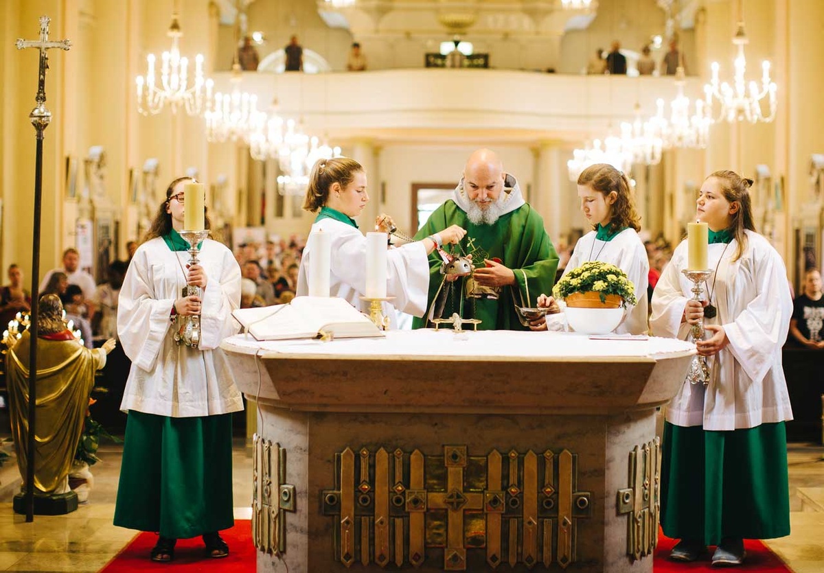 Momente der Stille: Die Eucharistische Anbetung ist zentrales Element jedes Gigfestivals. (Foto: Filip Maria Vukina)