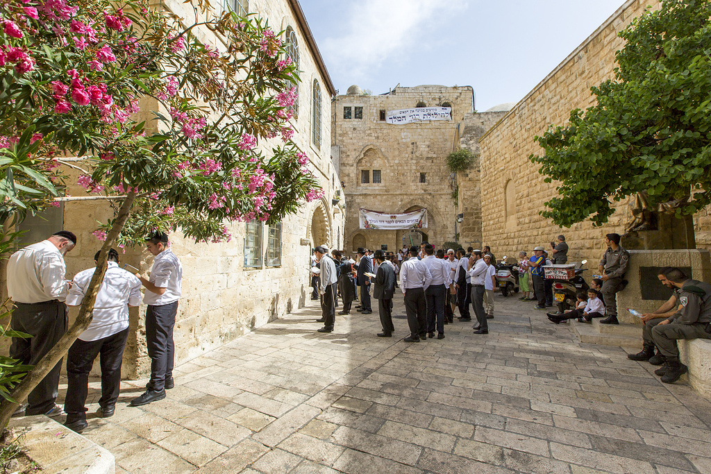 Juden beten am jüdischen Wallfahrtsfest Schawuot am 25. Mai 2015 vor dem Gebäude auf dem Zionsberg in Jerusalem, in dem sich der Abendmahlssaal und das Davidsgrab befinden. (Foto: KNA)