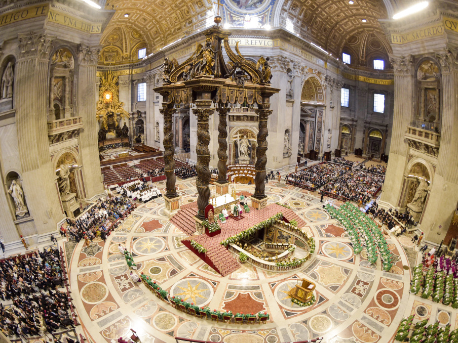 Geistliche um den Hochaltar im Petersdom beim Eröffnungsgottesdienst der Amazonas-Bischofssynode am 6. Oktober 2019 im Vatikan. (Foto: KNA)