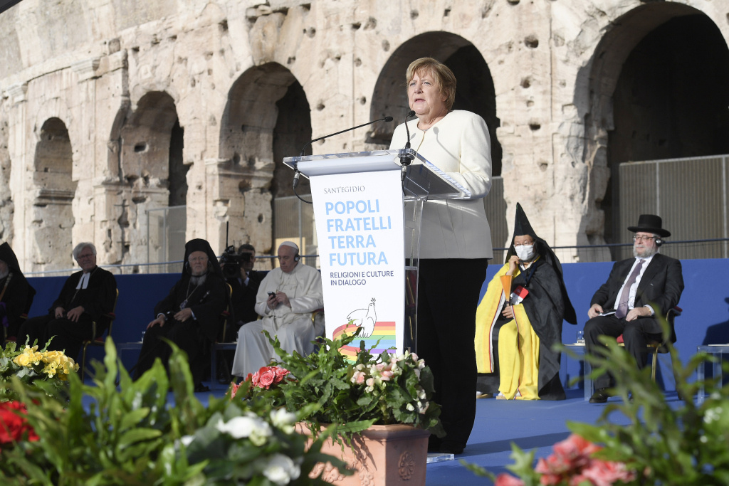 Angela Merkel, Bundeskanzlerin der Bundesrepublik Deutschland, spricht anlässlich des 35. interreligiösen Friedenstreffens der Gemeinschaft Sant'Egidio vor dem Kolosseum, am 7. Oktober 2021 in Rom. (Foto: KNA)