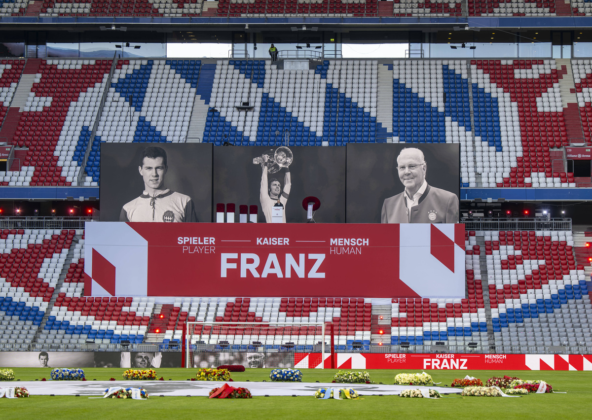 Gedenkfeier für Franz Beckenbauer am 19. Januar 2024 in der Allianz-Arena München. Ehren-Präsident Uli Hoeneß (FC Bayern München, Hoeness) hält seine Abschiedsrede am Rednerpult auf der Tribüne. Auf dem Rasen liegen Trauerkränze. (Foto: Imago/Mis)