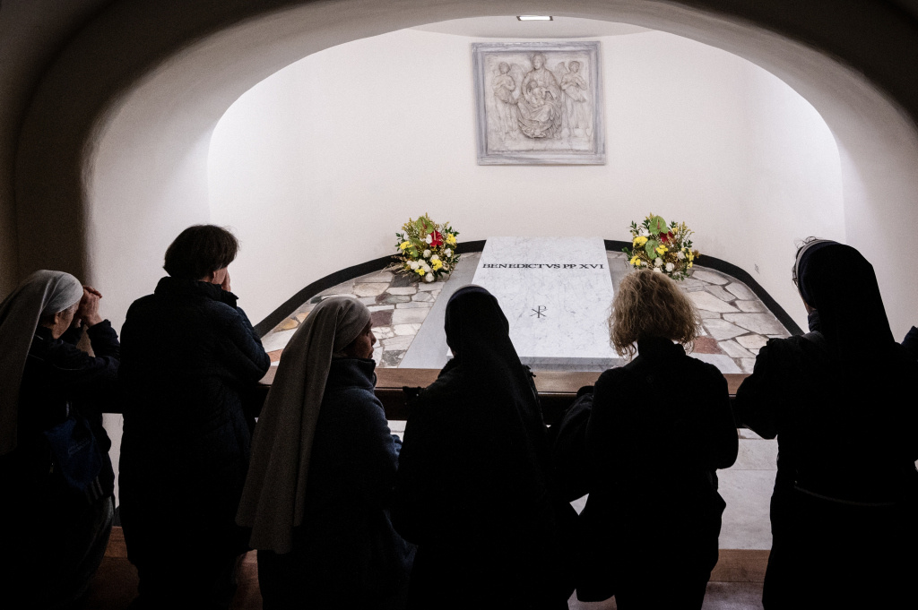 Trauernde Frauen, darunter Ordensschwestern, am Grab vom emeritierten Papst Benedikt XVI. in den Vatikanischen Grotten unterhalb des Petersdoms am 8. Januar 2023 im Vatikan. (Foto: KNA)