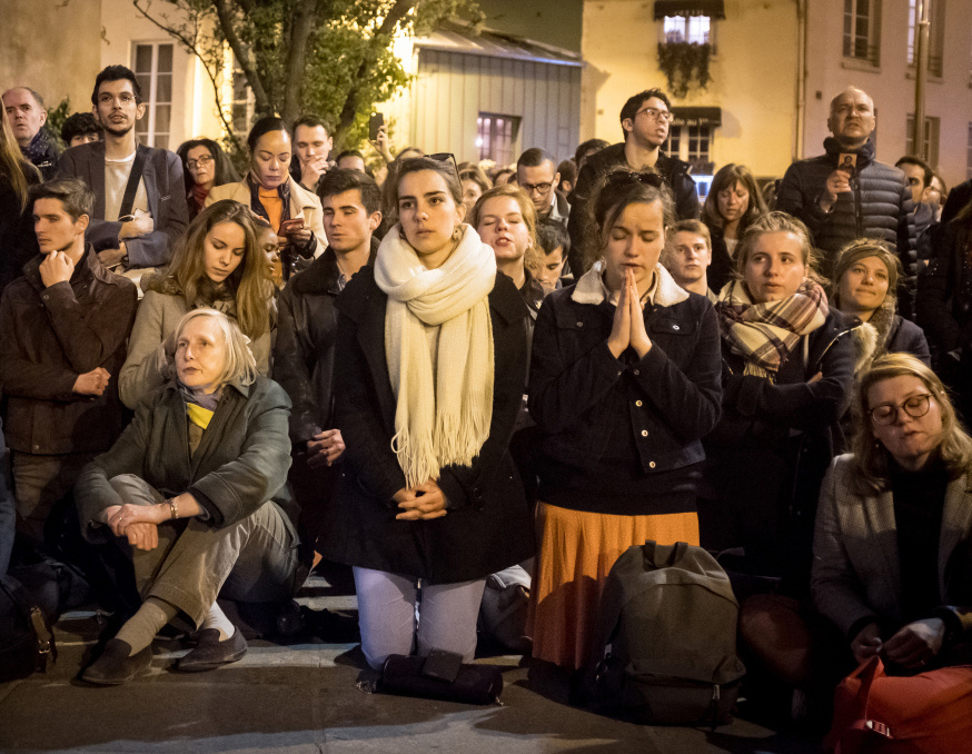 Während des Brandes der Kathedrale Notre-Dame versammelten sich im Pariser Stadtteil Saint-Michel viele Menschen zum gemeinsamen Gebet. (Foto: KNA)
