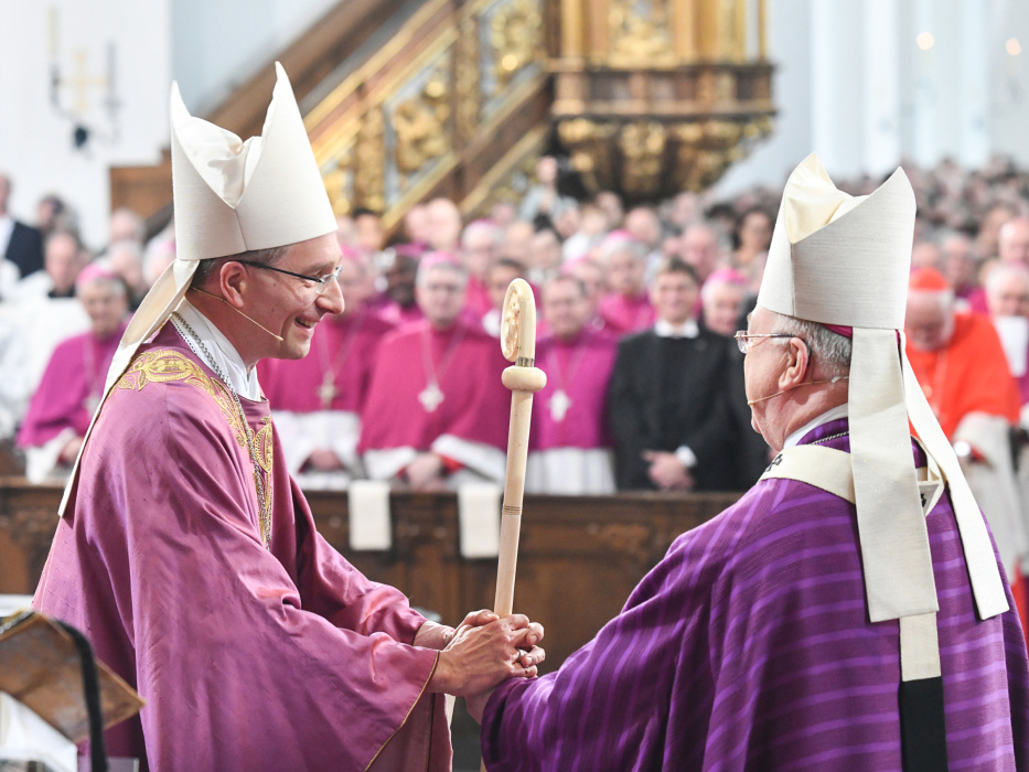 Hans-Josef Becker (r.), Erzbischof von Paderborn, überreicht Michael Gerber den Bischofsstab während des Festgottesdienstes mit Amtseinführung am 31. März 2019 im Dom von Fulda. (Foto: KNA)