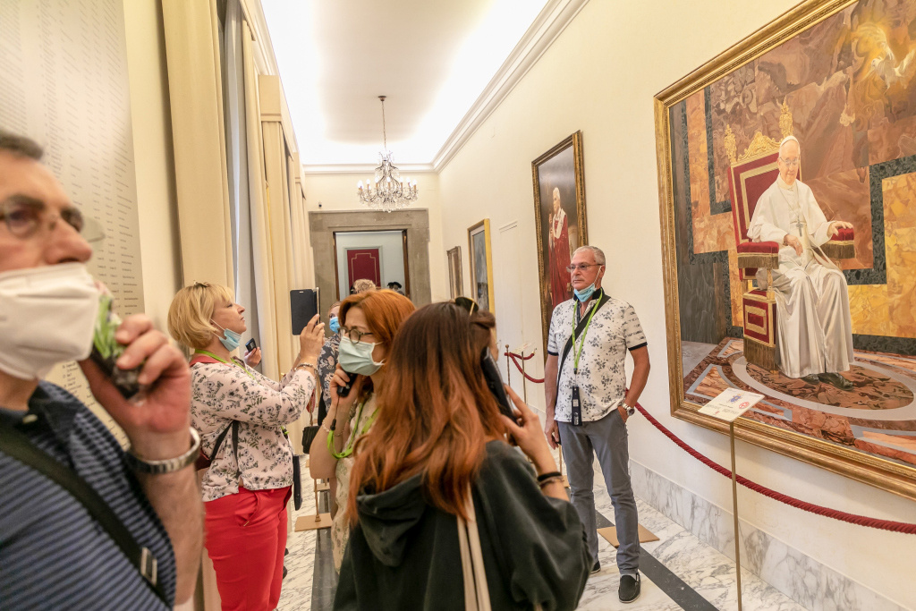 Der Apostolische Palast und die Gärten der Päpstlichen Villen von Castel Gandolfo sind seit dem 6. Juni 2020 nach der Schließung aufgrund der Corona-Pandemie wieder geöffnet. Besucher betrachten Kunstwerke in der Ausstellung des Palastes. (Foto: KNA)