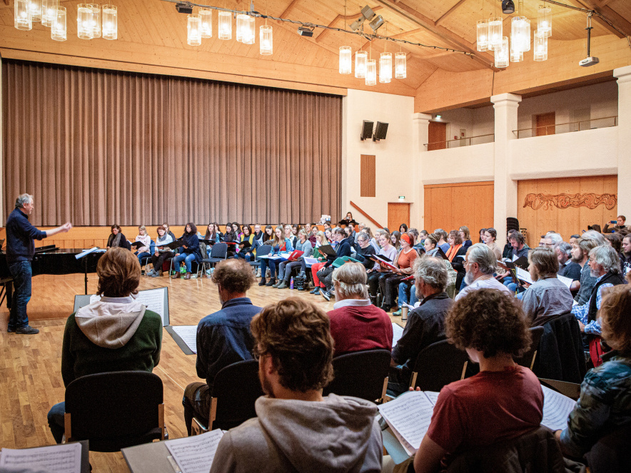 Chormitglieder mit ihren Notenheften bei einer Probe zu den Oberammergauer Passionsspielen 2020 am 7. Dezember 2019 in Oberammergau. (Foto: KNA)