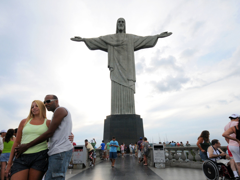 Das Wahrzeichen von Rio de Janeiro, die riesige Christusstatue auf dem Corcovado-Berg, ist ein Touristenmagnet. (Foto: KNA)
