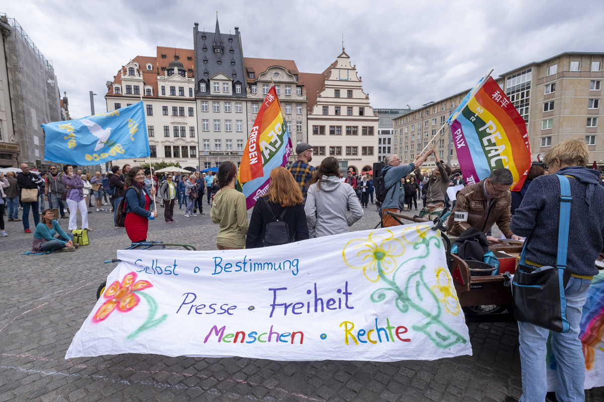 Mehrere hundert Demonstranten protestieren am 30. Mai 2020 mit der Versammlung für Freiheit auf dem Markt in Leipzig gegen die aktuellen Maßnahmen zur Corona-Eindämmung. (Foto: Imago images/Seelinger)