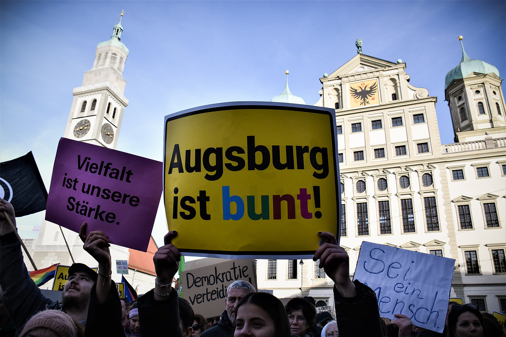 Schilder mit der Aufschrift "Vielfalt ist unsere Stärke" und "Augsburg ist bunt!" bei der Demonstration gegen rechts am 3. Februar 2024 in Augsburg. (Foto: KNA)