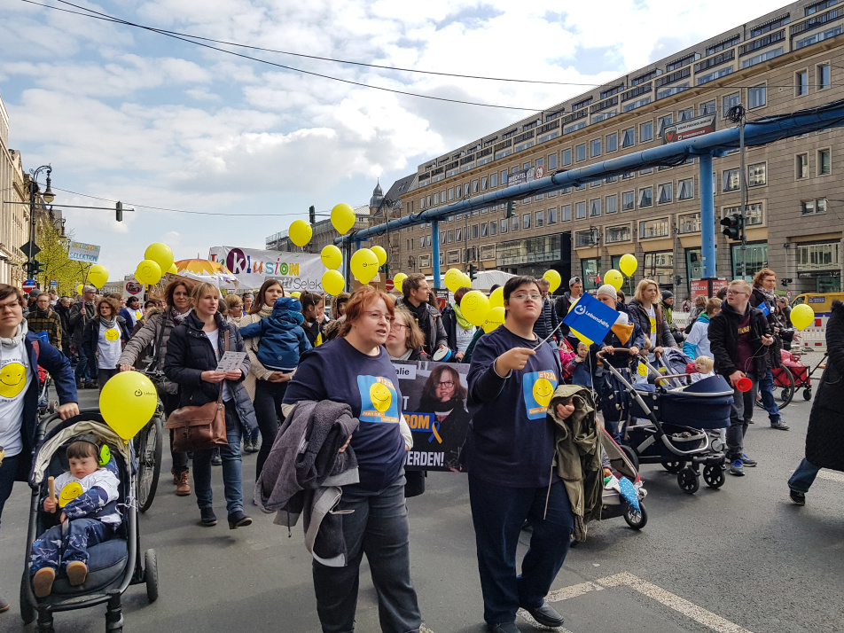 Menschen mit gelben Luftballons bei einer Demonstration gegen die Finanzierung vorgeburtlicher Trisomie-Tests durch die Krankenkassen am 10. April 2019 in Berlin. (Foto: KNA)