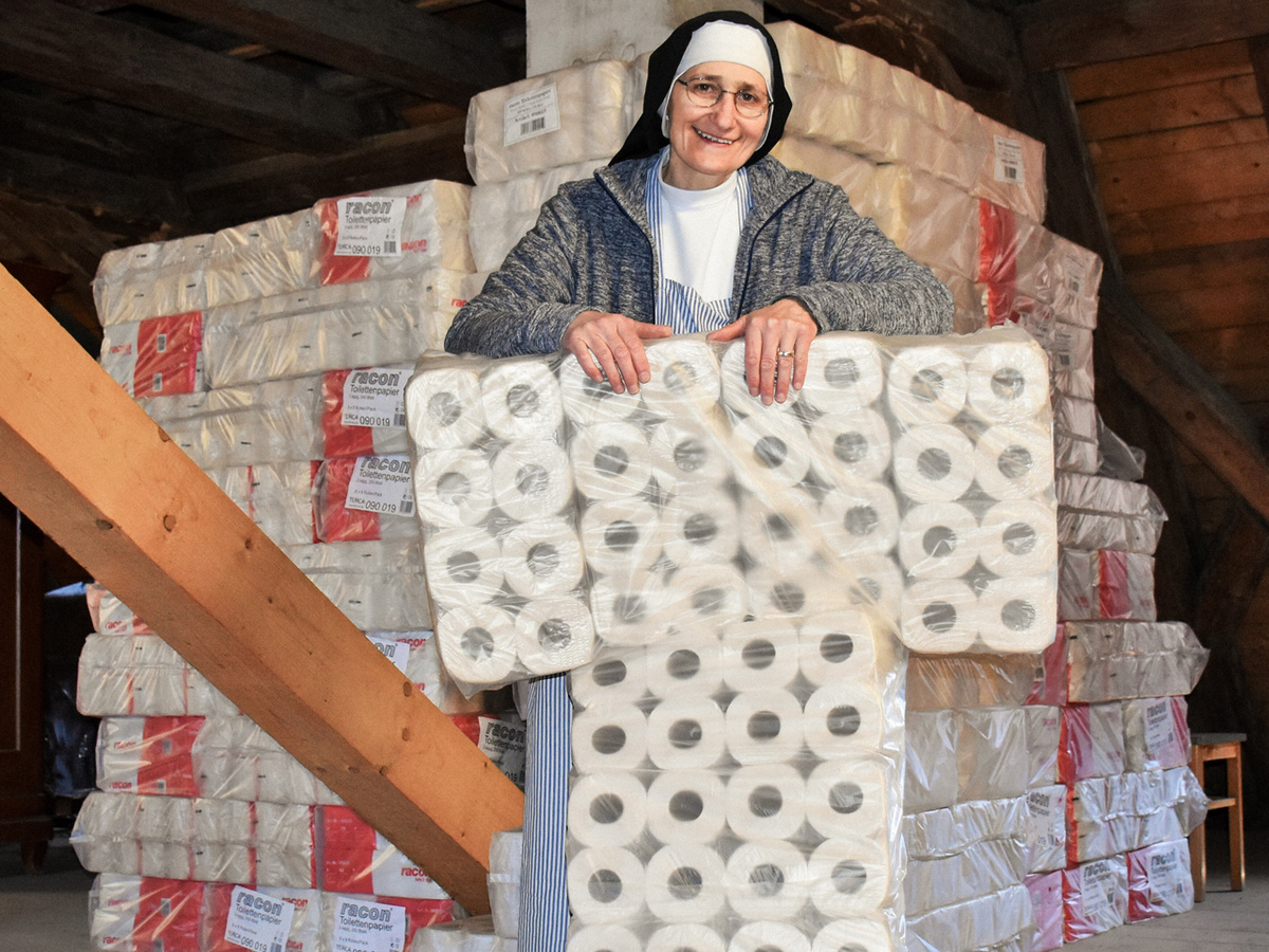 Franziska Brenner, Priorin des Klosters der Dominikanerinnen in Bad Wörishofen, im Lagerraum mit Klopapierrollen in der Form eines Kreuzes am 1. April 2020. (Foto: KNA)