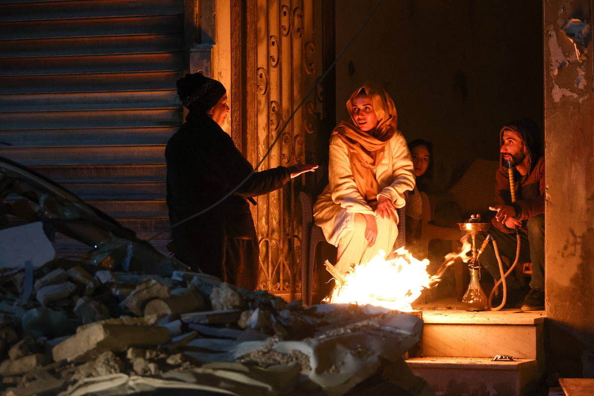 Durch das Erdbeben obdachlos gewordene Syrer wärmen sich in in der Küstenstadt Dschabla an einem Feuer. (Foto: Imago/Itar-Tass)