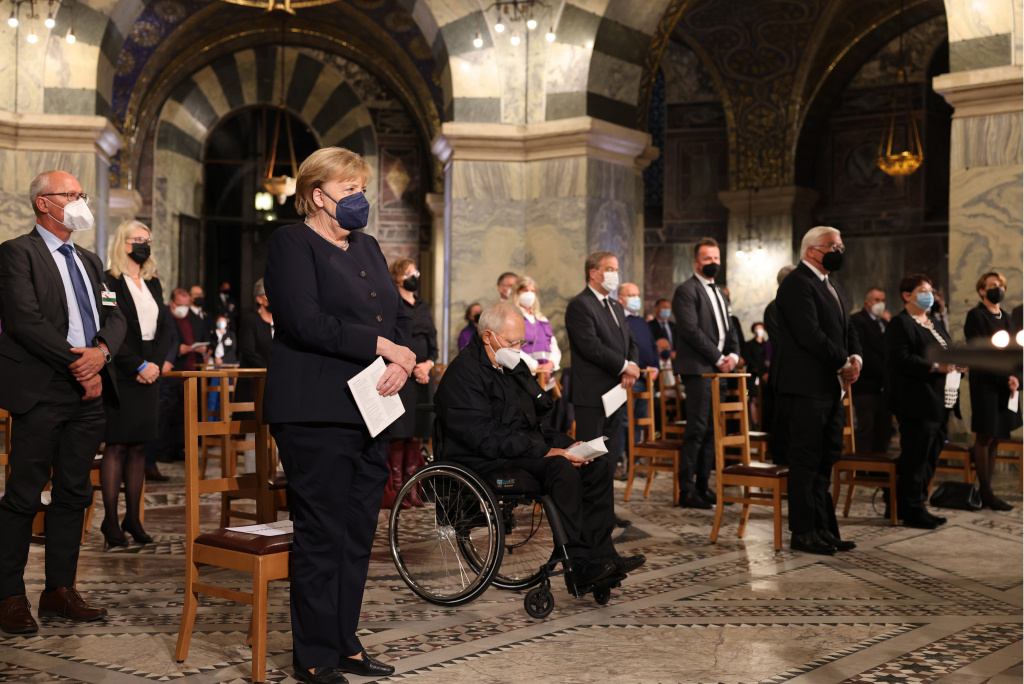 Ökumenischer Gottesdienst für die Opfer der Flutkatastrophe mit Bundeskanzlerin Angela Merkel (2.v.l.) am 28. August 2021 im Aachener Dom. (Foto: KNA)