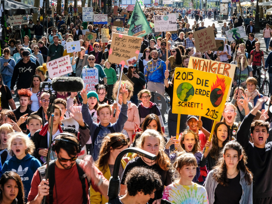 Junge Menschen mit Plakaten während einer Fridays-for-Future-Großdemonstration anlässlich des globalen Klimastreiks am 20. September 2019 in Köln. (Foto: KNA)