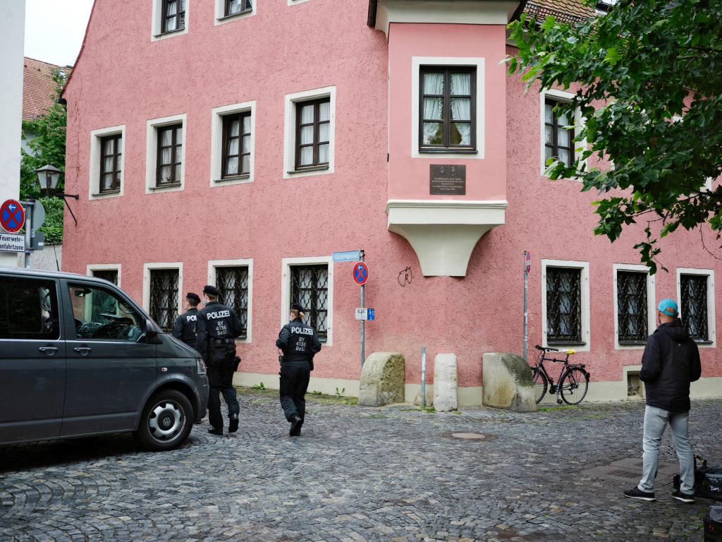 Polizisten und Fotografen stehen am 20. Juni 2020 vor dem Wohnhaus von Georg Ratzinger in der Luzengasse in Regensburg. (Foto: KNA)