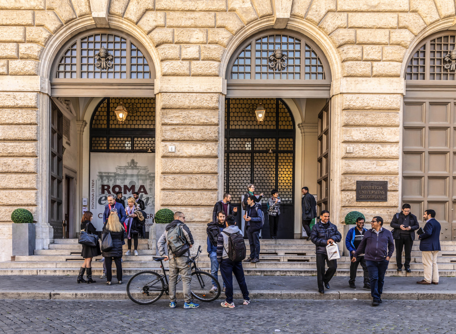Studenten vor der Pontificia Universita Gregoriana, der Päpstlichen Universität Gregoriana, in Rom am 7. Mai 2019. (Foto: KNA)