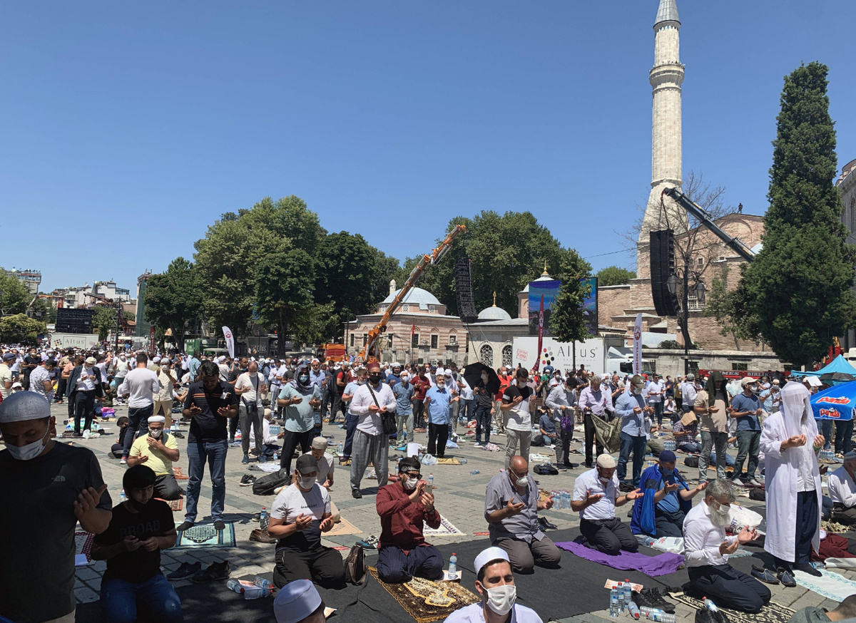Muslime beim Freitagsgebet vor der Hagia Sophia am 24. Juli 2020 in Istanbul. (Foto: imago images/Itar-Tass)