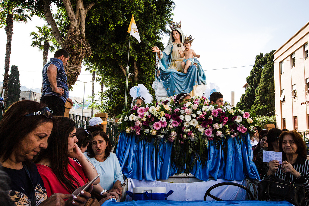 Pilger begleiten eine große Marienstatue am 5. Mai 2019 während der 100. Marienprozession auf einer Straße in Haifa. (Foto: KNA)