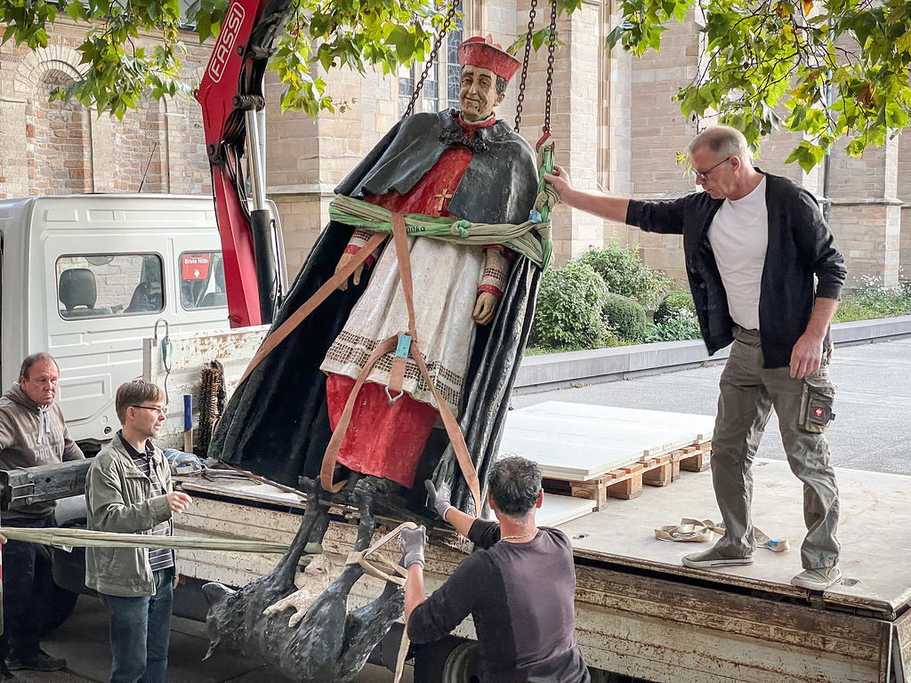 Die Statue von Kardinal Franz Hengsbach, emeritierter Bischof von Essen, ein Werk der Künstlerin Silke Rehberg, wird aufgrund von Missbrauchsvorwürfen am 25. September 2023 auf dem Domplatz in Essen abgebaut. (Foto: KNA)